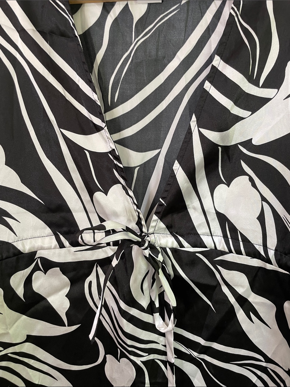 VTG Charlotte Russe Y2K Satin Black & White V-neck Tie-Front Blouse Size M - Picture 4 of 8